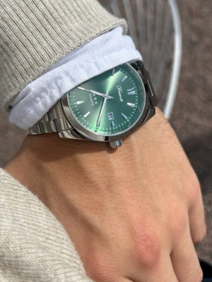 Silverfärgade grön klocka-Doventi  - 🌟 Doventi - Helt ny och oanvänd klocka i toppskick! 🌟 🎁 Levereras komplett med originalbox. ✨ Perfekt skick, garanterat utan defekter. ⚙️ Enkel justering för optimal passform. 🚀 Snabb leverans samma dag – direkt till dig!