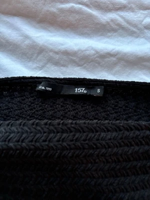 svart ribbad tröja - en svart  tröja från lager 157 som är ”ribbad” eller något slags speciellt material ❣️