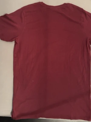 Vinröd t-shirt från Vaillent - Enkel och stilren vinröd t-shirt från Vaillent i mjuk bomull. Klassisk rund halsringning och korta ärmar. Perfekt basplagg att matcha med allt i garderoben.