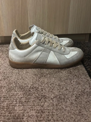 Maison Margiela  - Snygga maison margiela i färgen vit/beige vid frågor hör gärna av er till mig