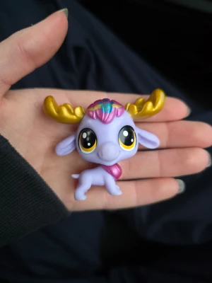 Littlest pet shop - Jättegullig littlest pet shop älg  Finns fler i min profil för samfrakt. Jag har ca 200 st kvar så följ för att få notis när jag lägger upp.