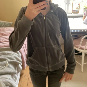 Grå hoodie Gina tricot - En mysig grå hoodie i ett skönt material som är använd två gånger!! Den saknar dock snören