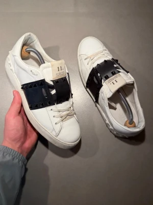 Valentino Skor - ‼️VI TAR EJ BYTEN‼️ Valentino open sneaker | Skick: 8,5/10 | Storlek 39 fits 39,5 | endast Valentino kort ingår | Fraktar inom 24H efter köp på köparens bekostnad 📦💨 | Hör av dig vid minsta fråga eller fundering 💭 