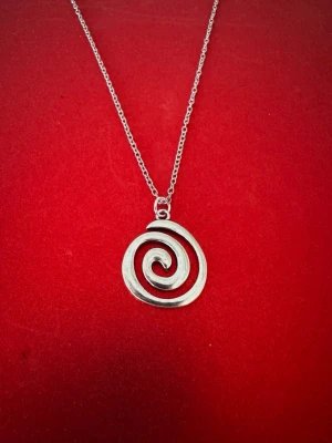 Halsband - spiral - Halsband som inte är i äkta silver/guld. Kedja är oftast 50cm men kan ibland komma i 45cm. Kedja är rostfritt stål, berlock oftast i zinklegering men kan även det i vissa fall vara rostfritt stål. Be gärna om mått på berlock om detta är viktigt då bilderna är missvisande när det gäller hur stora dom är! 🌹❤️  Allt är nytt även om de kan stå ”mycket bra skick” , detta mest för att Vinted inte ska fundera på varför jag bara har nya saker .  Bud accepteras inte 🥰🌹