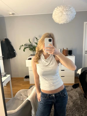 Halterneck topp - Säljer en stilren beige halternecktopp med öppen rygg. Toppen är aldrig använd och är helt slutsåld i butik. Från Gina Tricot i storlek M men passar även S💕💕