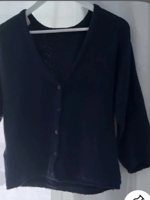 Mörkblå kofta med knappar - Mörkblå KOFTA Säljer denna svarta kofta med knappar framtill (se bild). Superfin passform och lätt att styla till allt! Använd fåtal gånger och i fint skick ✨ Storlek: xs Pris: 250