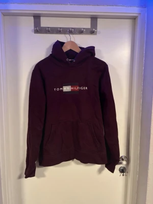 Tommy hilfiger Hoodie  - Säljer nu min tommy hilfiger tröja då den inte kommer till användning längre är i storlek L  