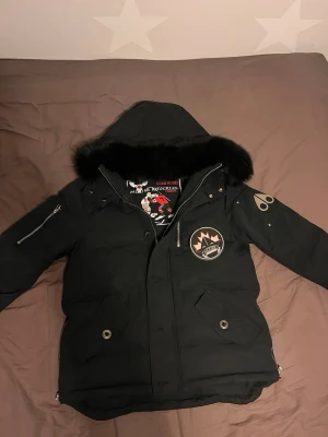 Moose knuckles jacka - Hej säljer min Moose knuckles jacka då jag inte har någon användning för den längre. Ny skicka. Storlek M priset är inte hugget i sten.