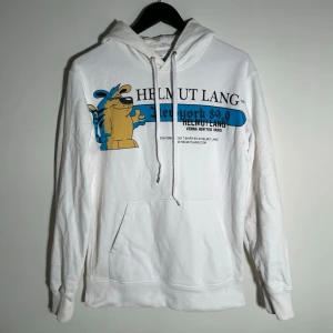 Helmut Lang hoodie - Vid köp av fler produkter erbjuds bättre pris. Skriv vid ytterligare frågor eller funderingar🤝 Storlek: S. Mått: Längd 67 cm. Bredd 52 cm.