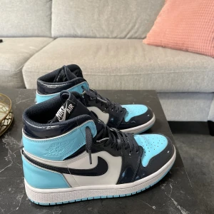 Nike air Jordan - blue chill  - 🩵 Nike Air Jordan - blue chill 🩵  Säljer ett par Nike Air Jordan i färgen blue chill.  En riktig klassiker som passar perfekt till både streetwear och vardagsoutfits.