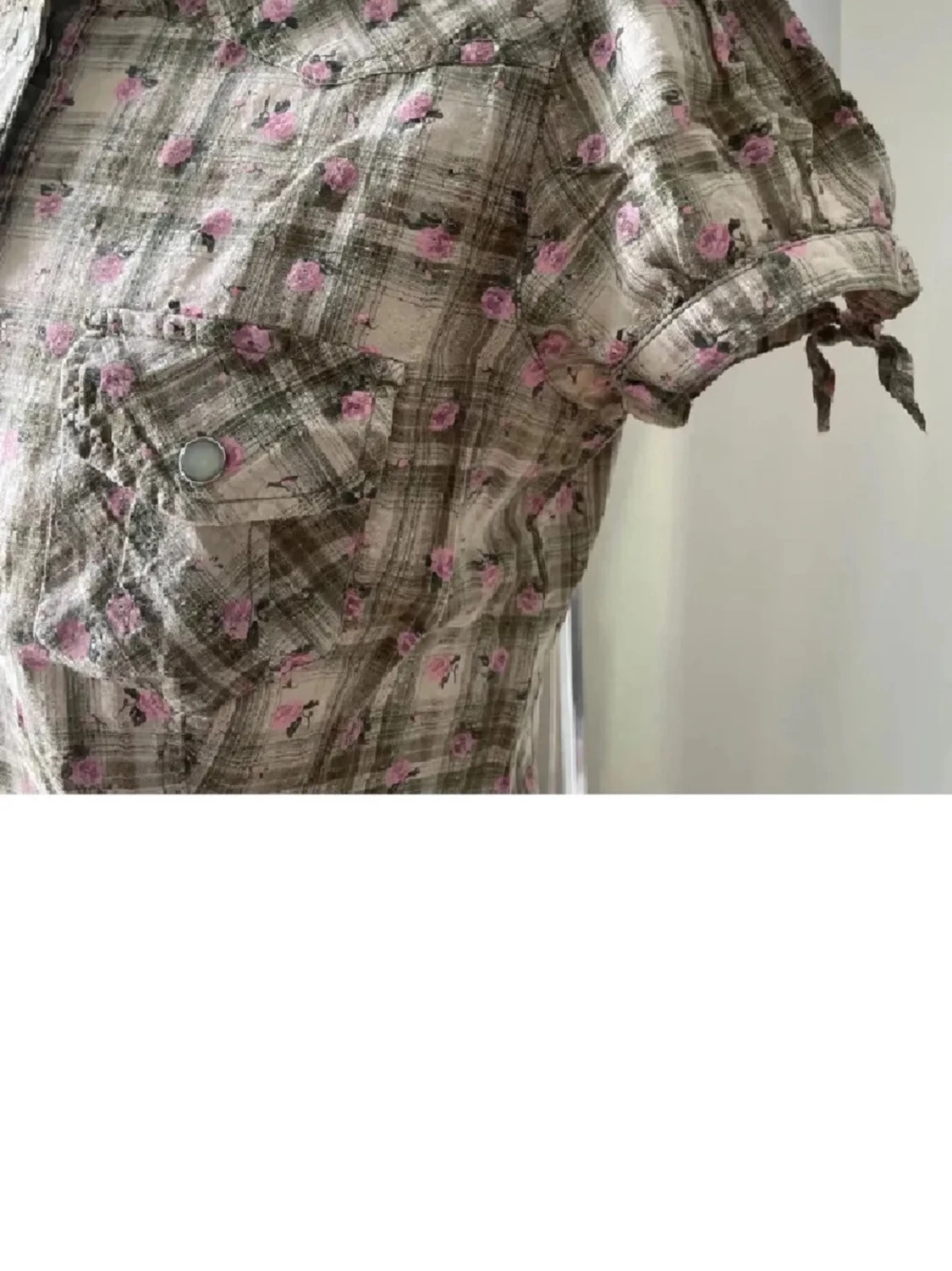 Kortärmad rutig skjorta med blommor - 1