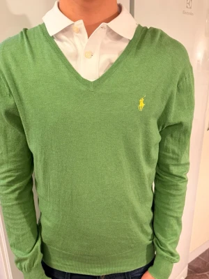 Ralph Lauren tröja  -  Ralph Lauren tröja storlek  Skick enligt bild  Modellen är 180 cm
