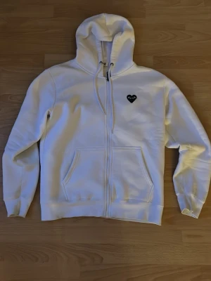 Cdg zip hoodie  - Säljer för att den inte passade. Nytt skick inga defekter 