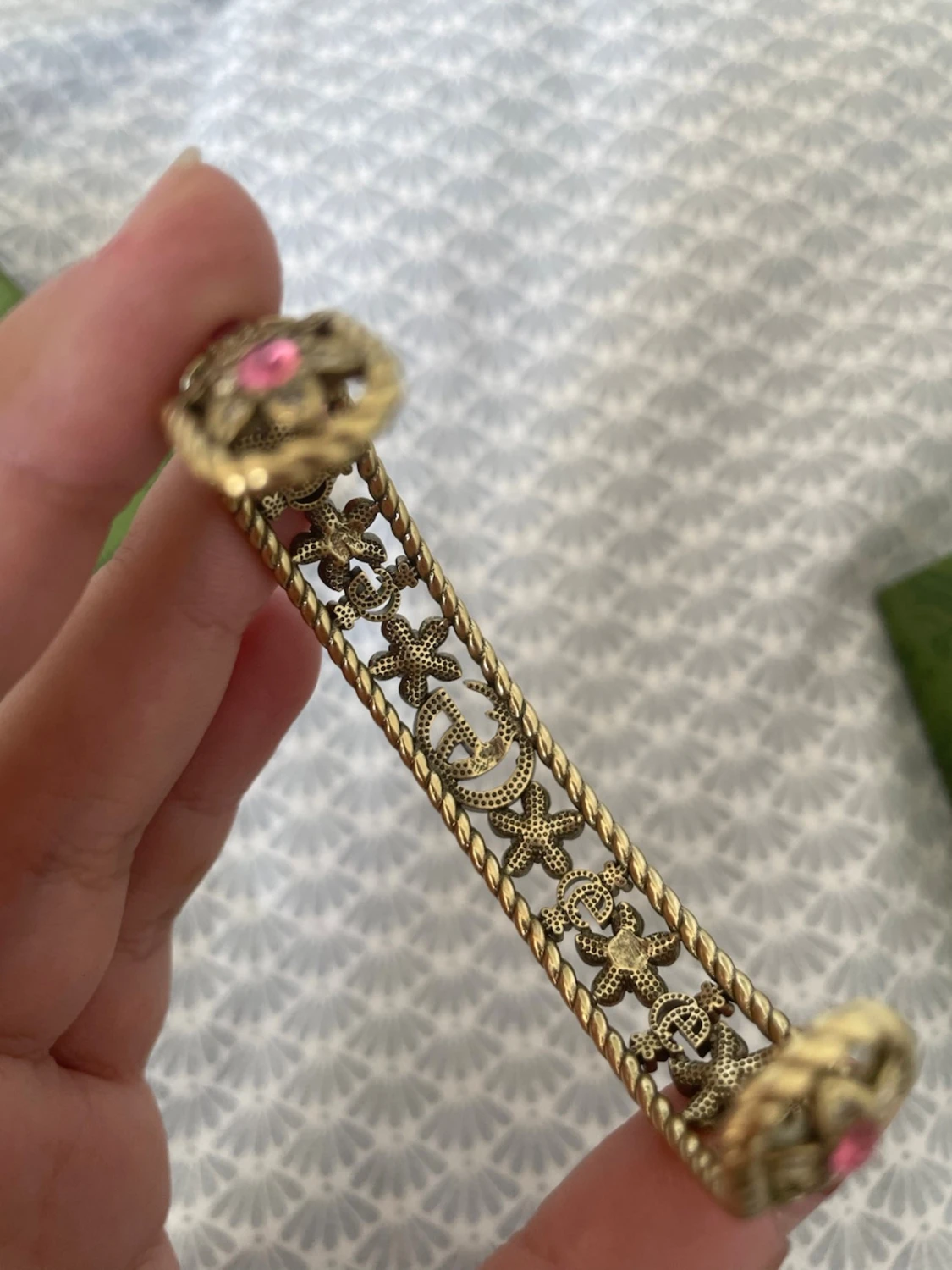 Guldig inspirerat armband med rosa stenar - 2