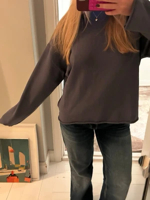 Stickad tröja! - Snygg tunn, blå stickad tröja!