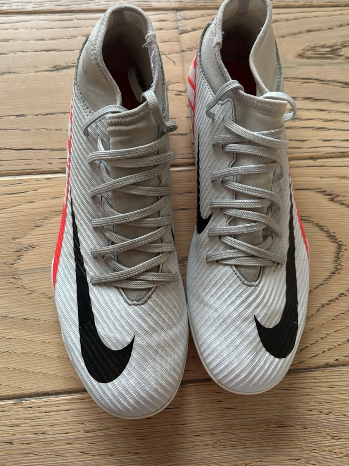 Nike vita fotbollsskor med svarta och röda detaljer - 1