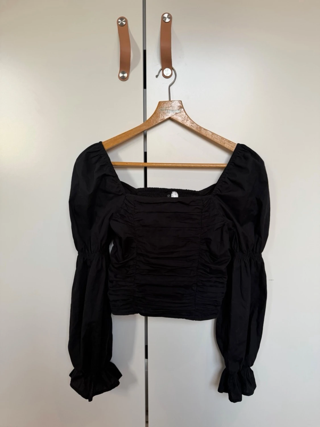 Svart croppad blus med puffärm