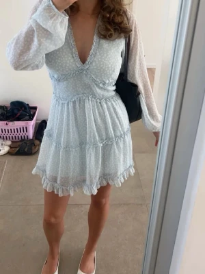 NA-KD klänning - Snygg sommarklänning från NAKD. Mycket skönt och luftigt material. Sitter snyggt på och har en fin ljusblå färg! 