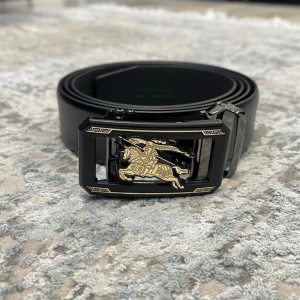 Läderbälte med automatiskt spänne – justerbar längd  - 📏 Storlekar: 130 cm & 135 cm Kan enkelt klippas i änden för perfekt passform.  🧵 Design: • Texturerat läder för en klassisk look • Slät läderfinish för en stilren, minimalistisk känsla (Bilder kan skickas vid intresse)  🔒 Automatiskt spänne: Smidigt klicksystem på insidan som sitter stadigt och enkelt justeras. Ger ett elegant och minimalistiskt uttryck.  🎨 Välj din logga: Flera loggor finns – välj din favorit. kolla min profil för alla alternativ 😊  📦 Snabb leverans 💬 Frågor? Hör av dig!