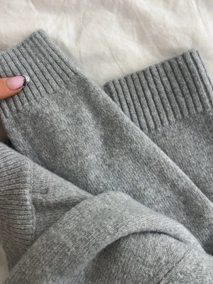 grå stickad tröja! - säljer en grå stickad tröja som är helt ny! säljer den då jag inte kommer med den till användning. kom gärna med prisförslag🩶(ny pris 260kr)