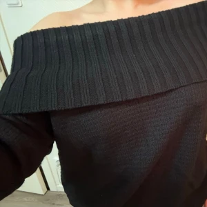 Stickad svart off shoulder tröja  - S