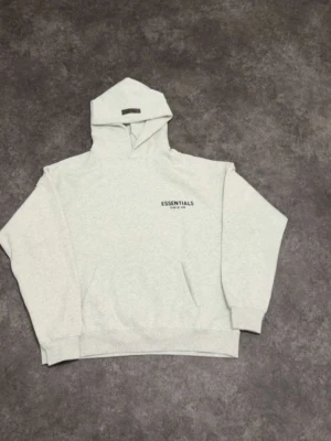 Essential hoodie  - Säljer en Essential hoodie. Helt ny aldrig använd.