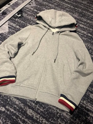 Moncler tröja - Säljer min helt nya moncler tröja då den inte passade. 10/10 skick med tagsen kvar!