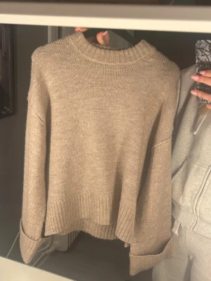Beige stickad tröja  - Super snygg stickad tröja från Ginatricot i nytt skick!