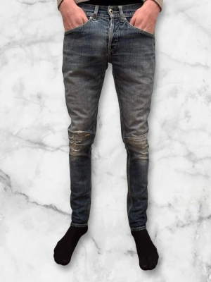 Dondup Jeans George - Dondup Jeans George trendigaste jeansen på marknaden. Skick 9,5/10 Nypris runt 4000kr Säljs för 900kr (Modellen har original slitningar ifrån fabriken som är väldigt eftertraktat och populärt) 