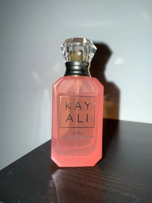 Kayali parfym Eden Sparkling Lychee 10ml - Kayali parfym Eden Sparkling Lychee 39, 10ml. Enbart tagit några sprut. Mängd enligt bild.