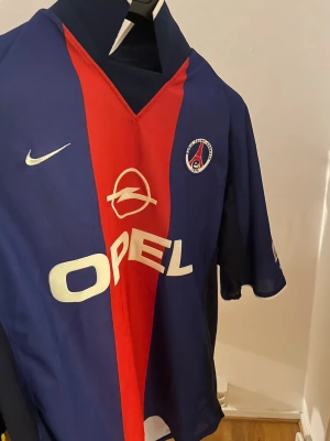 PSG TEAM TSHIRT (OLDSCHOOL) - Jätte vacker PSG fotboll t-Shirt, Ärvd säljs vidare nu