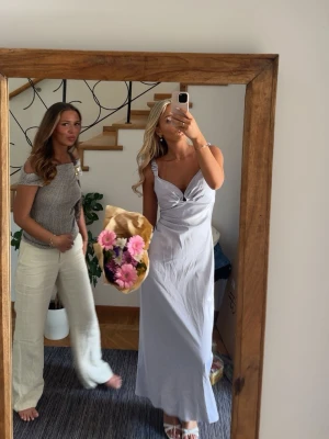 Adoore klänning  - Säljer min ljuslila Adoore klänning i modellen ”Nimes slip dress”. Storlek 36. Så fin och passar perfekt till bröllop eller middagar. Endast använd fåtal gånger så fint skick. Nypris 1495:-🤍