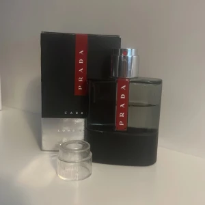 Prada Luna Rossa Carbon EdT 100 ml - Prada Luna Rossa Carbon är en modern herrparfym som är ganska safe. Doften är fräsch och maskulin, perfekt för dig som gillar exklusiva och trendiga parfymer. Flaskan rymmer just nu runt 70ml och kommer med originalkartong. Topp noter Bergamot och peppar. Mellan noter lavendel och vatten. Basnoter Ambroxan och patchouli 