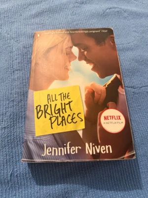 All The Bright Places - Jennifer Niven (engelska) - Säljer nu denna bästsäljande ungdomsroman! En otroligt gripande och vacker berättelse om Violet och Finch. Perfekt för dig som älskar "The Fault in Our Stars" eller "Eleanor & Park".  Boken är i mycket bra skick och är på engelska. Det är versionen med omslaget från Netflix-filmen!                                       Skickas mot frakt.