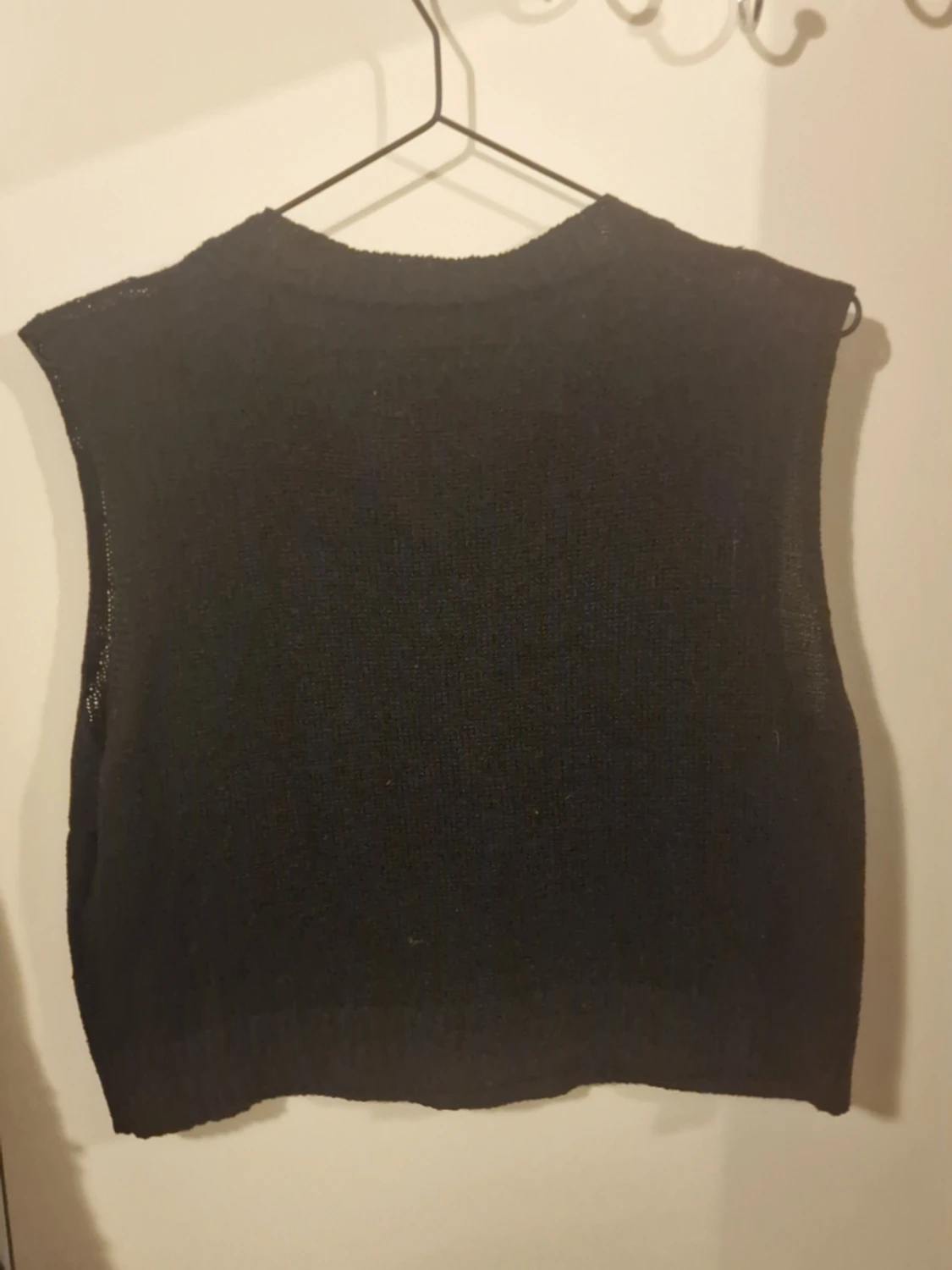 Svart stickad väst med v-ringning - 1