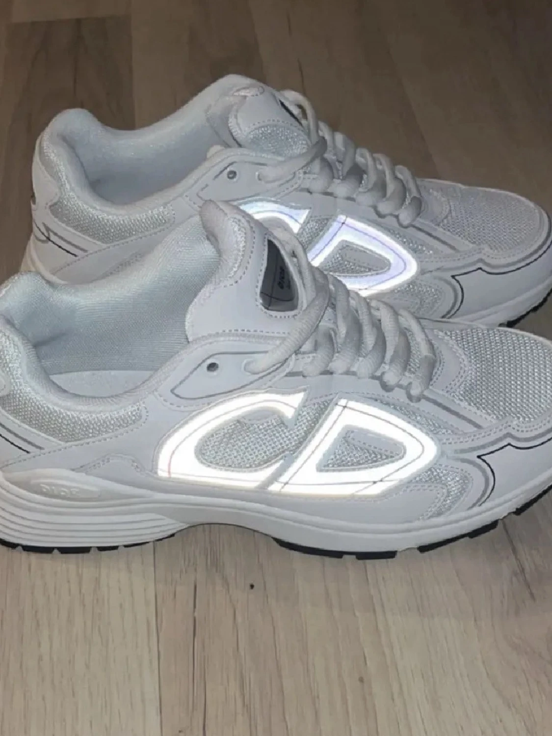 Vita B30 sneakers med reflexdetaljer