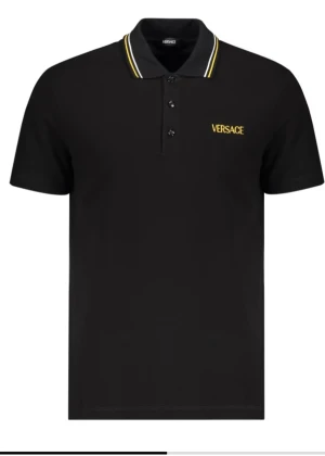 Svart Pike från Versace - Svart polotopp från Versace med gul logotyp på bröstet och krage med vita och gula ränder. Snygg och stilren design som ger en lyxig känsla.