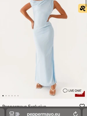 Ljusblå långklänning från Peppermayo - Fin ljusblå långklänning från Peppermayo med slits på sidan!