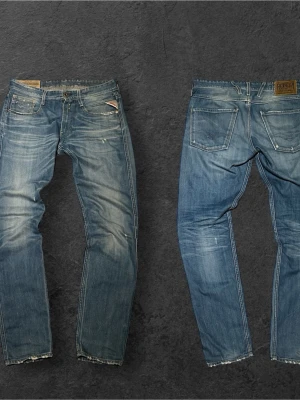 Replay Jeans  - Riktigt nu ett par snygga replay jeans i storlek 31/32, jeansen och en är i mycket bra skick och har en regular passform. Midjan hade jag sagt är något mindre än 31 lite mer åt 29-30 hålet.