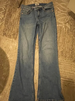 Blå bootcut jeans från 157 - Snygga blå jeans från 157 med klassisk femficksdesign och bootcut-ben. Jeansen har normal midja och är tillverkade i ett mjukt denimtyg med lätt tvättad look. Perfekta för dig som gillar en avslappnad men trendig stil. Helt nya och sitter som en smäck, köpte för 300kr och säljer för 80kr😻 Inga defekter!🌸