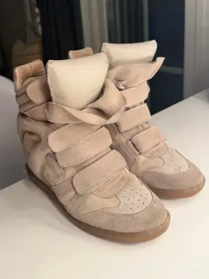 Trendiga ÄKTA Isabel Marant Bekett sneakers i toppskick! Storlek 40. Sparsamt använda samt precis kemtvättade hos skomakare. Nypris 6500kr 🩷Priset kan diskuteras. 
