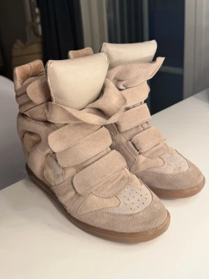 Isabel Marant Bekett sneakers  - Trendiga ÄKTA Isabel Marant Bekett sneakers i toppskick! Storlek 40. Sparsamt använda samt precis kemtvättade hos skomakare. Nypris 6500kr 🩷Priset kan diskuteras. 