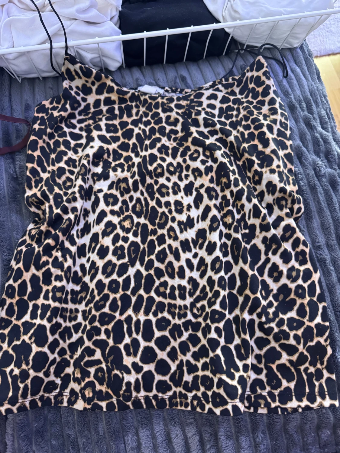 Leopardmönstrad linnetopp med smala band