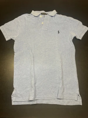 Ljusblå polotopp från Polo Ralph Lauren - Säljer en ljusblå polotopp från Polo Ralph Lauren. Köpte för 1500kr. Använder inte längre. Sitter exakt som stl S
