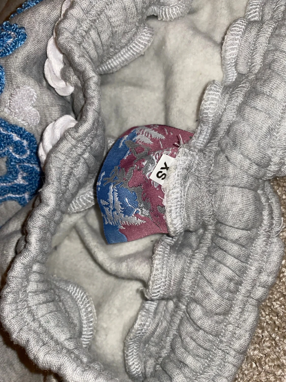 Grå mjukisbyxor med broderi XS - 2