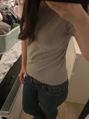 Beige t-shirt från Berkeley, S - En stilren beige t-shirt från Berkeley i storlek S. T-shirten har rund halsringning och korta ärmar. Tillverkad i mjuk bomull med lite stretch för en skön passform. Perfekt till jeans eller shorts för en clean look.