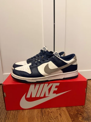Nike dunk low midnight navy  - Tjenare! Säljer nu ett par Nike dunk low i stl 44. Säljes pga att jag inte använder dom längre! Allt org medföljer, kvitto, box och papper mm! 