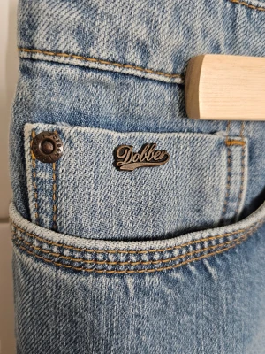 Kort kjol - Kort kjol i denim med fina detaljer.