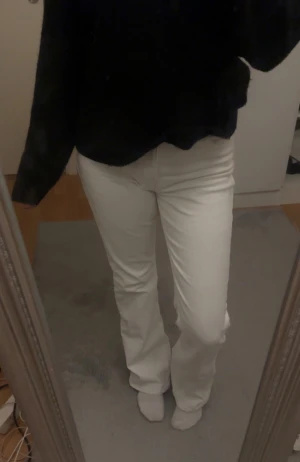 Vita bootcut jeans  - Säljer mina nästan helt oanvända vita bootcut jeans! De är från Mango och är knappt använda. Jag skulle säga att de är midwaist. De är storlek 38 men passar mig som brukar ha 36. Hör av er för fler bilder eller vid frågor 💞
