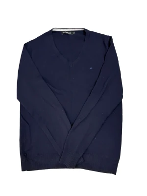 Marinblå v-ringad tröja J.Lindeberg - Snygg marinblå v-ringad tröja från J.Lindeberg med diskret logga på bröstet. Tröjan har långa ärmar och ribbade muddar vid ärmslut och nederkant. Perfekt för dig som gillar stilrena och klassiska plagg med en modern touch. (BVSA!!!)